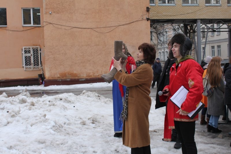 Будущие нижегородские архитекторы соревновались в бросании валенок - фото 2