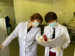 Роспотребнадзор проводит проверку в дзержинской школе, где отравились дети