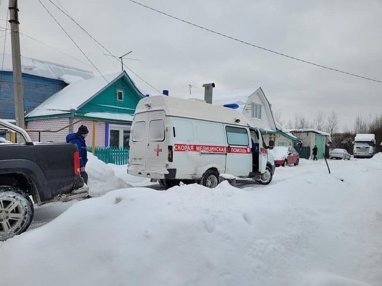 Две машины скорой помощи завязли в сугробах в Нижнем Новгороде - фото 1