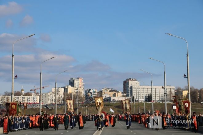 Шли Крестным ходом и ели гигантский кулич: как прошла Пасха в Нижнем Новгороде — фоторепортаж - фото 18