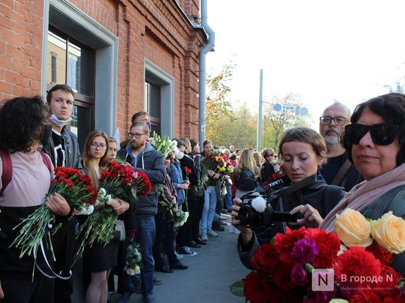 Траурная процессия с портретами Славиной  прошла мимо здания нижегородского МВД (фото) - фото 3