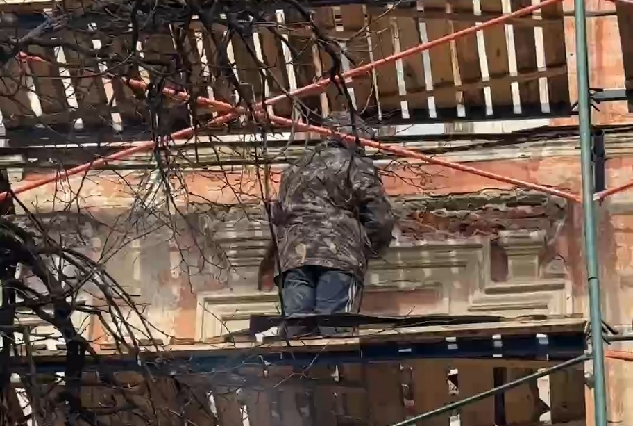 Подрядчик повредил историческое здание в Нижнем Новгороде во время ремонта - фото 1